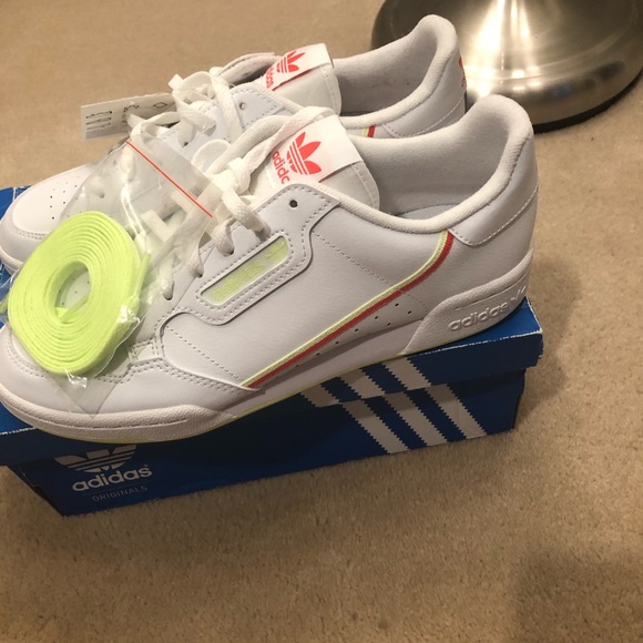 BNWT women’s Adidas Continental 80 J shoes SZ 7!!